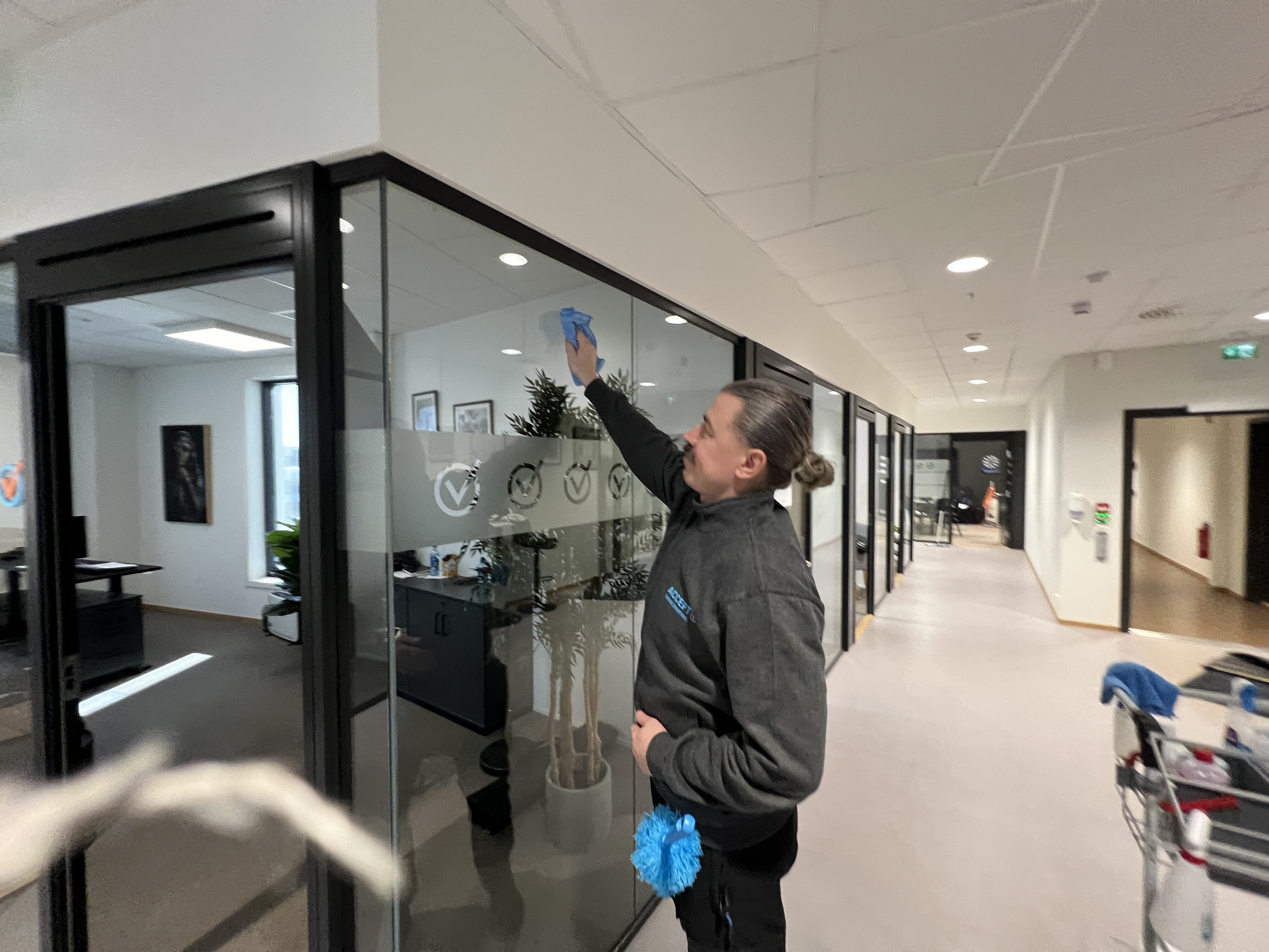 En renholder som vasker inventarrenhold i en bedrift